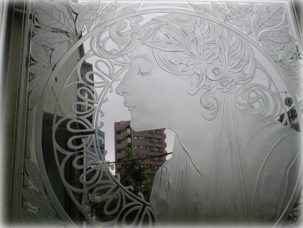 施工ガラス（窓）に彫刻